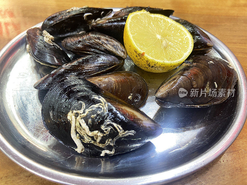 填满贻贝的盘子里放着柠檬。土耳其食物midye dolma